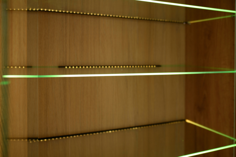 Tammepuidust vitriinkappp BRUNO 72 klaasuksega